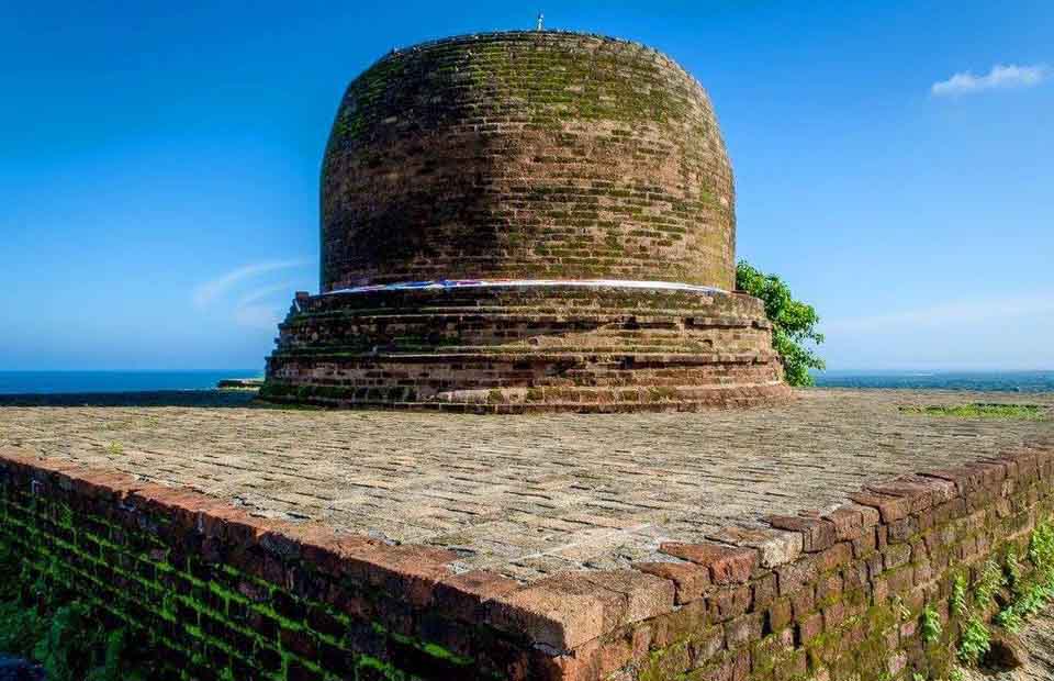 Kudumbigala Monastry Stupa