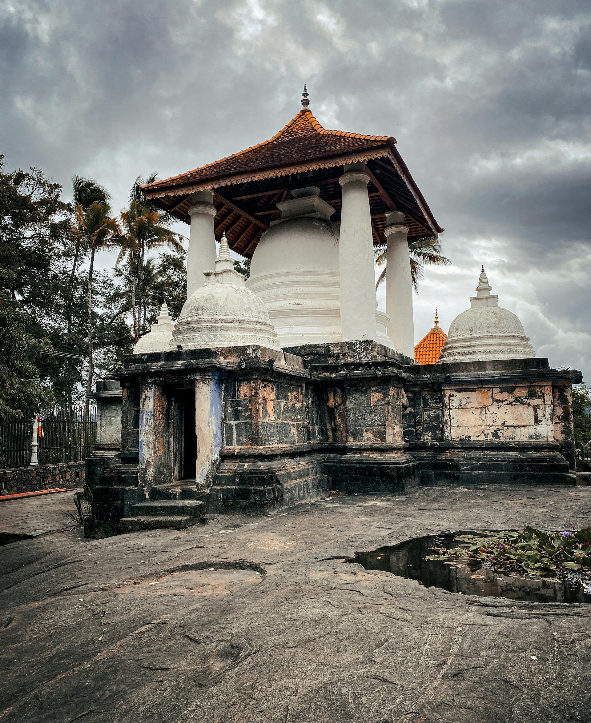 Exploring Kandy’s Three Temple Loop: Ambekka, Gadaladeniya, and Lankathilake